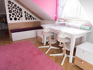 Pokój na poddaszu dla dziewczynek - Średni biały różowy pokój dziecka dla nastolatka dla dziewczynki dla rodzeństwa - zdjęcie od simmon33