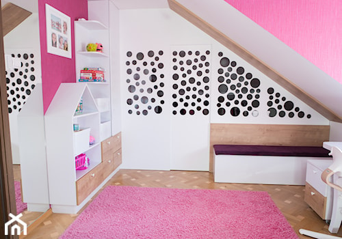 Pokój na poddaszu dla dziewczynek - Mały biały różowy pokój dziecka dla dziecka dla nastolatka dla dziewczynki - zdjęcie od simmon33
