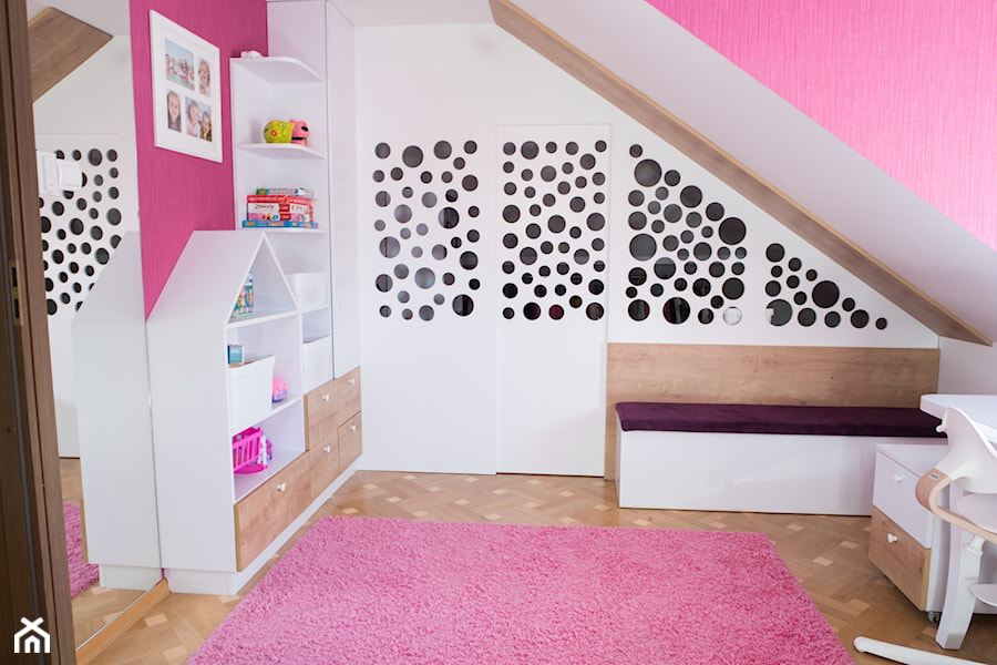 Pokój na poddaszu dla dziewczynek - Mały biały różowy pokój dziecka dla dziecka dla nastolatka dla dziewczynki - zdjęcie od simmon33