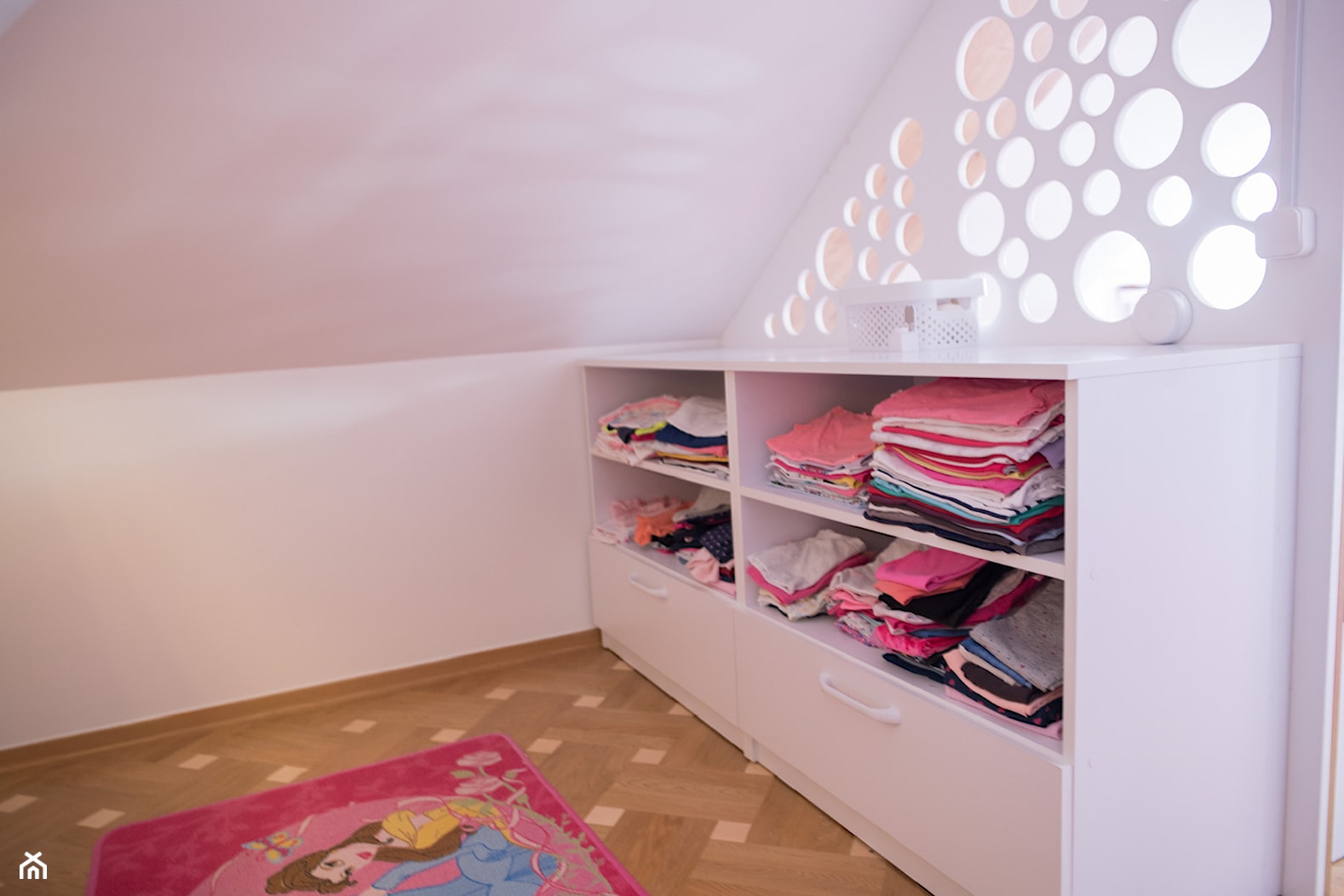 Pokój na poddaszu dla dziewczynek - Mały biały różowy pokój dziecka dla dziecka dla nastolatka dla dziewczynki - zdjęcie od simmon33 - Homebook