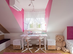 Pokój na poddaszu dla dziewczynek - Mały biały różowy pokój dziecka dla dziecka dla dziewczynki - zdjęcie od simmon33
