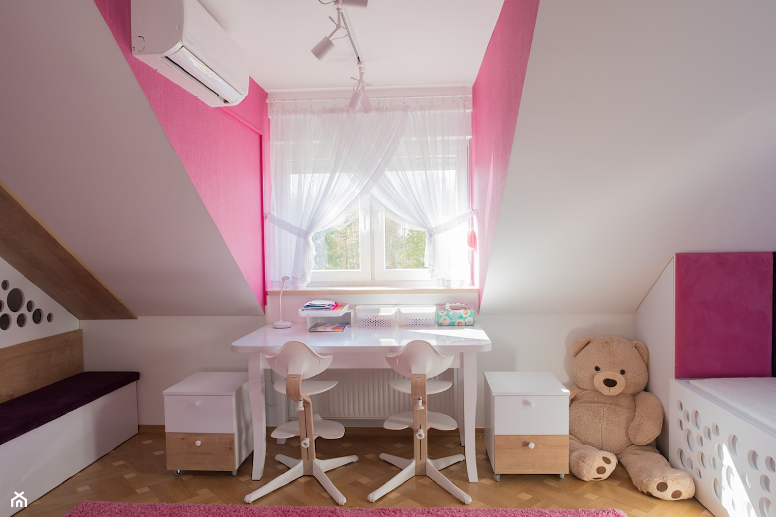 Pokój na poddaszu dla dziewczynek - Mały biały różowy pokój dziecka dla dziecka dla dziewczynki - zdjęcie od simmon33 - Homebook