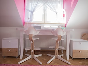 Pokój na poddaszu dla dziewczynek - Mały różowy szary pokój dziecka dla dziecka dla dziewczynki - zdjęcie od simmon33