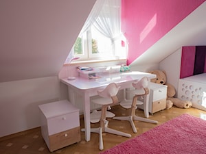 Pokój na poddaszu dla dziewczynek - Średni biały różowy pokój dziecka dla dziecka dla nastolatka dla dziewczynki - zdjęcie od simmon33