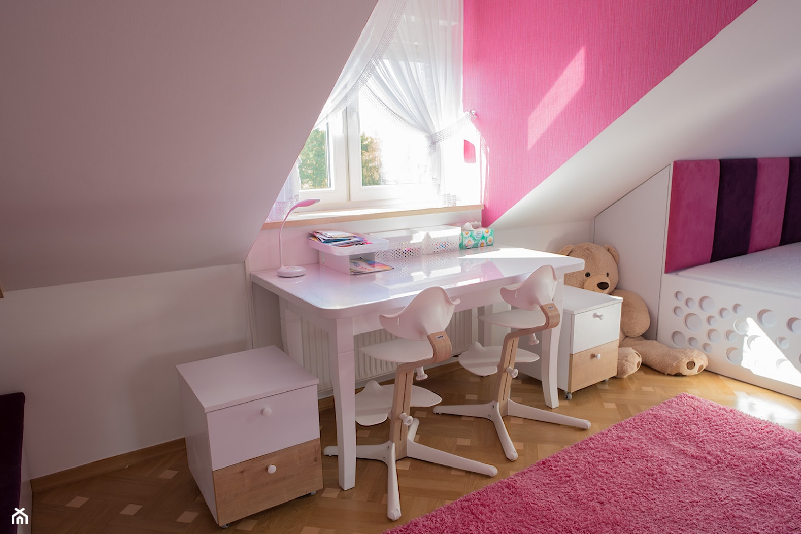 Pokój na poddaszu dla dziewczynek - Średni biały różowy pokój dziecka dla dziecka dla nastolatka dla dziewczynki - zdjęcie od simmon33 - Homebook