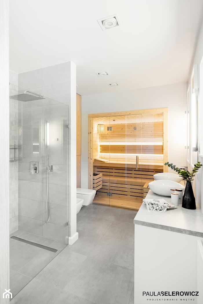 Dom jednorodzinny 220m2 - Duża jako pokój kąpielowy z dwoma umywalkami z punktowym oświetleniem łazienka z oknem, styl nowoczesny - zdjęcie od paulaselerowicz.pl - Homebook