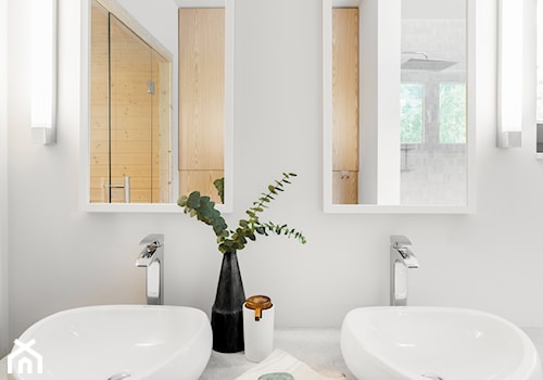 Dom jednorodzinny 220m2 - Z dwoma umywalkami łazienka z oknem, styl nowoczesny - zdjęcie od paulaselerowicz.pl