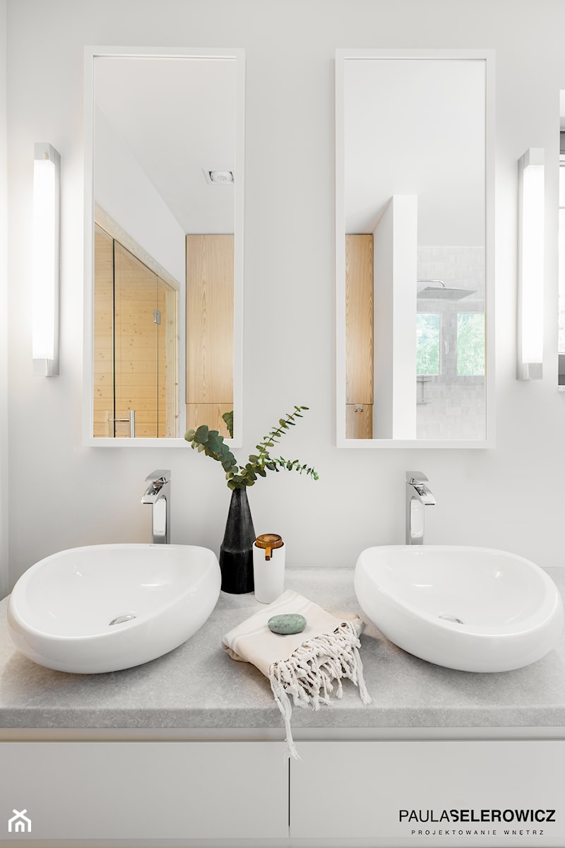 Dom jednorodzinny 220m2 - Z dwoma umywalkami łazienka z oknem, styl nowoczesny - zdjęcie od paulaselerowicz.pl
