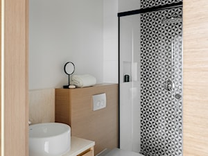 Dom jednorodzinny 190m2 - Mała bez okna z punktowym oświetleniem łazienka, styl skandynawski - zdjęcie od paulaselerowicz.pl