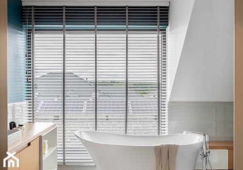 Dom jednorodzinny 190m2 - Średnia na poddaszu łazienka z oknem, styl skandynawski - zdjęcie od paulaselerowicz.pl