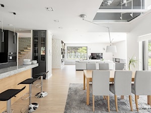 Dom jednorodzinny 220m2 - Duża biała jadalnia w salonie w kuchni, styl nowoczesny - zdjęcie od paulaselerowicz.pl