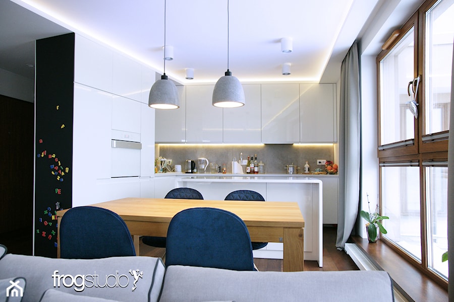 w_15_mieszkanie na ostatnim piętrze - Średnia biała czarna jadalnia w salonie w kuchni, styl nowoczesny - zdjęcie od frog:studio