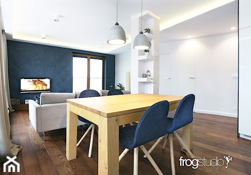 w_15_mieszkanie na ostatnim piętrze - Duża biała niebieska jadalnia w salonie, styl nowoczesny - zdjęcie od frog:studio