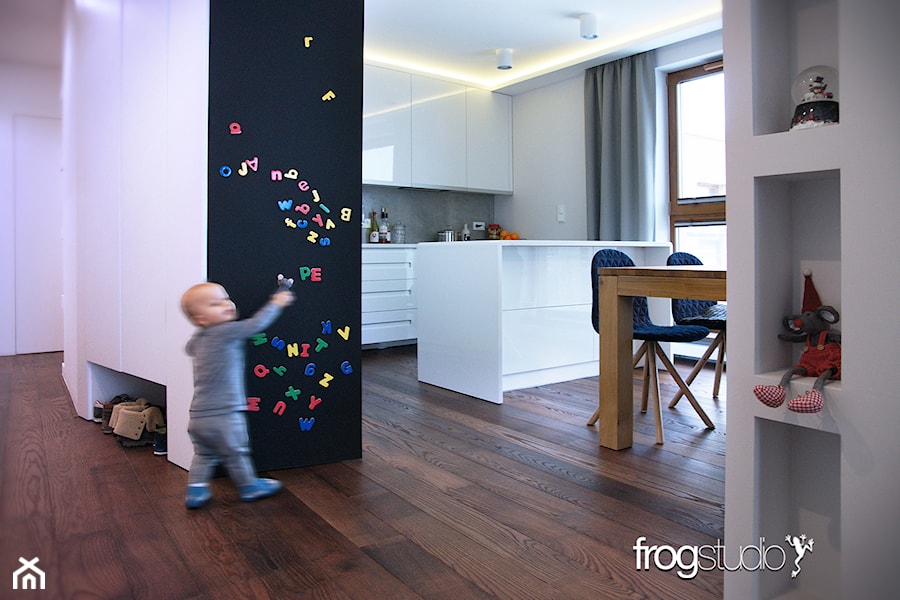w_15_mieszkanie na ostatnim piętrze - Hol / przedpokój, styl nowoczesny - zdjęcie od frog:studio