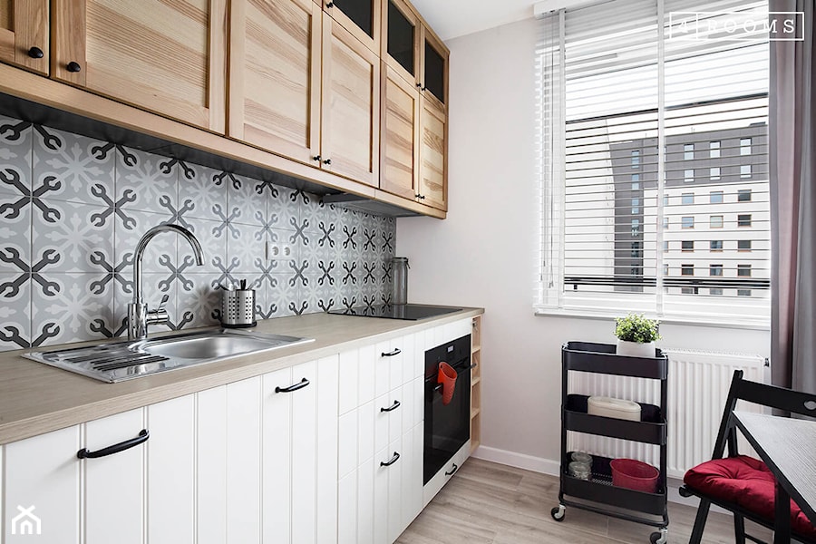Aranżacja nowoczesnej kuchni w mieszkaniu na wynajem - zdjęcie od 4Rooms Studio