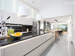 Aranżacja nowoczesnej kuchni w domu jednorodzinnym w Iławie - zdjęcie od 4Rooms Studio