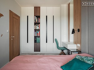 Sypialnia master w rodzinnym apartamencie na gdańskim Garnizonie - zdjęcie od 4Rooms Studio