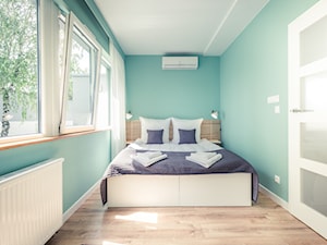 Mała turkusowa sypialnia, styl minimalistyczny - zdjęcie od Aleksandra Mółka