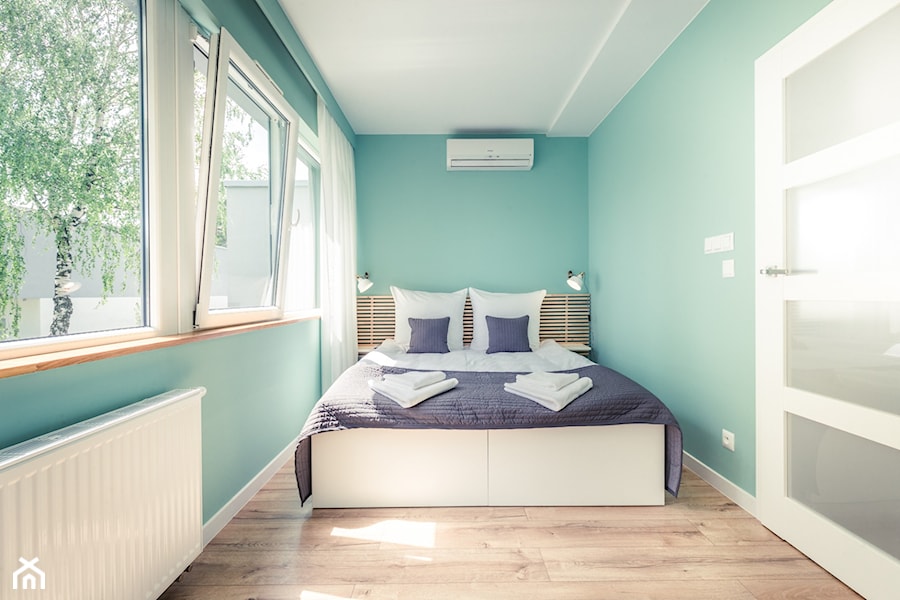 Mała turkusowa sypialnia, styl minimalistyczny - zdjęcie od Aleksandra Mółka