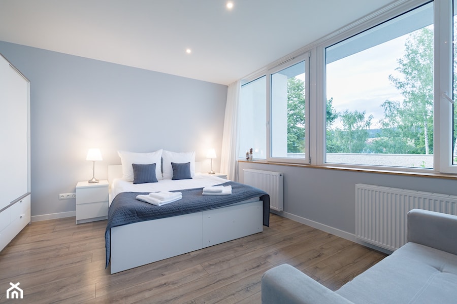 DOM LETNISKOWY LEMON RESORT SPA - Duża niebieska sypialnia, styl minimalistyczny - zdjęcie od Aleksandra Mółka