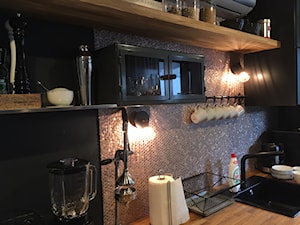 Loft w warszawskim Soho - Mała zamknięta czarna szara z lodówką wolnostojącą z nablatowym zlewozmywakiem kuchnia jednorzędowa, styl industrialny - zdjęcie od AS studio