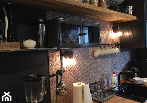 Loft w warszawskim Soho - Mała zamknięta czarna szara z lodówką wolnostojącą z nablatowym zlewozmywakiem kuchnia jednorzędowa, styl industrialny - zdjęcie od AS studio