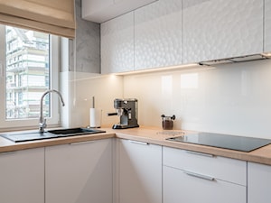 Dąb sonoma nadal na czasie - Średnia zamknięta biała szara z zabudowaną lodówką z nablatowym zlewozmywakiem kuchnia w kształcie litery l z oknem - zdjęcie od Leon Design