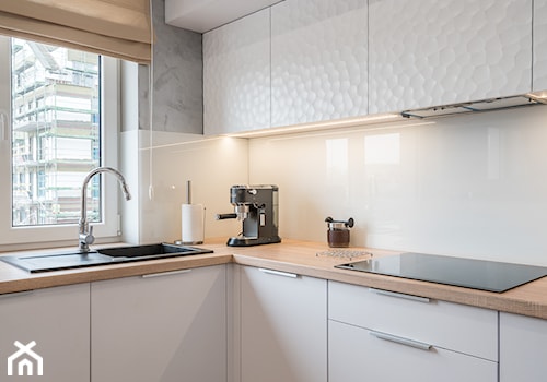 Dąb sonoma nadal na czasie - Średnia zamknięta biała szara z zabudowaną lodówką z nablatowym zlewozmywakiem kuchnia w kształcie litery l z oknem - zdjęcie od Leon Design