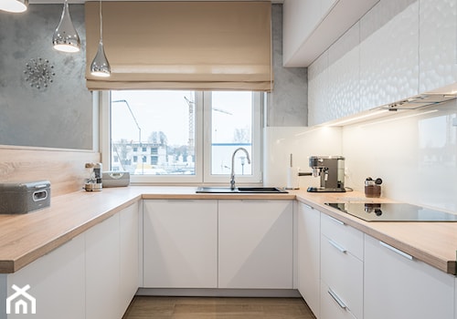 Dąb sonoma nadal na czasie - Średnia zamknięta biała szara z zabudowaną lodówką z nablatowym zlewozmywakiem kuchnia w kształcie litery u z oknem - zdjęcie od Leon Design