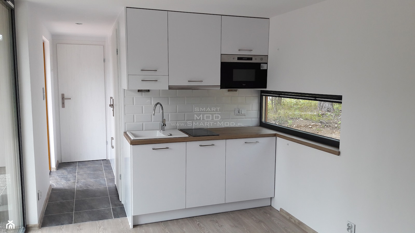 Dom z dostawą na działkę - Apartament 35 - Mała otwarta biała z zabudowaną lodówką z nablatowym zlewozmywakiem kuchnia w kształcie litery l z oknem, styl minimalistyczny - zdjęcie od Smart Mod - Homebook