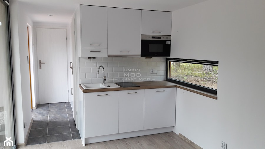 Dom z dostawą na działkę - Apartament 35 - Mała otwarta biała z zabudowaną lodówką z nablatowym zlewozmywakiem kuchnia w kształcie litery l z oknem, styl minimalistyczny - zdjęcie od Smart Mod