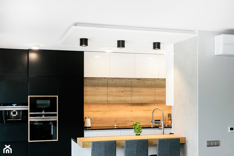 Knauf Cleaneo Akustik - Średnia otwarta z kamiennym blatem biała szara kuchnia dwurzędowa, styl nowoczesny - zdjęcie od Knauf