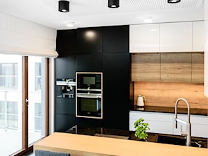 Knauf Cleaneo Akustik - Średnia otwarta z kamiennym blatem z zabudowaną lodówką kuchnia jednorzędowa z wyspą lub półwyspem z oknem, styl nowoczesny - zdjęcie od Knauf