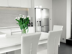 Mieszkanie ze Strychem - Średnia otwarta biała z zabudowaną lodówką kuchnia w kształcie litery l z oknem z marmurem nad blatem kuchennym z marmurową podłogą, styl nowoczesny - zdjęcie od Strukturadizajn