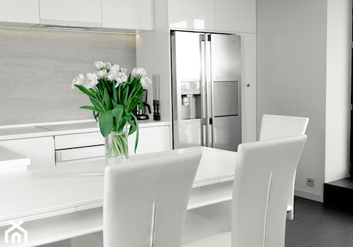 Mieszkanie ze Strychem - Średnia otwarta biała z zabudowaną lodówką kuchnia w kształcie litery l z oknem z marmurem nad blatem kuchennym z marmurową podłogą, styl nowoczesny - zdjęcie od Strukturadizajn