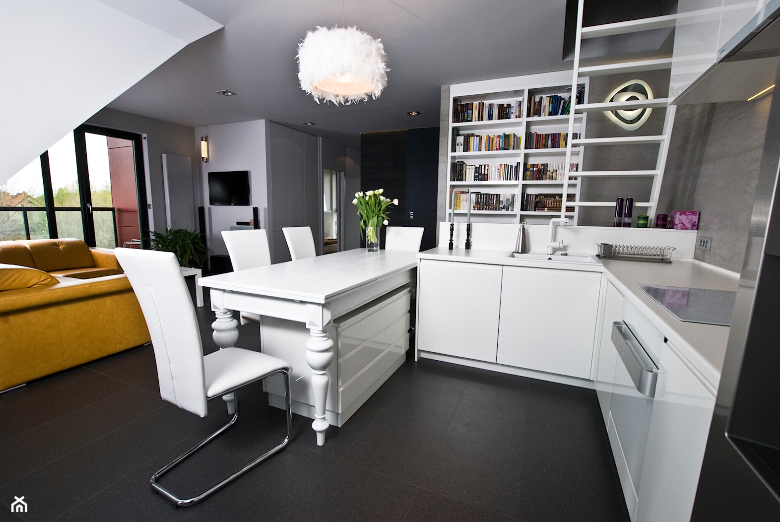 Mieszkanie ze Strychem - Mały szary salon z kuchnią z jadalnią, styl nowoczesny - zdjęcie od Strukturadizajn - Homebook