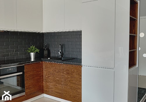 M01 - Średnia otwarta z kamiennym blatem czarna z zabudowaną lodówką z nablatowym zlewozmywakiem kuchnia w kształcie litery l, styl nowoczesny - zdjęcie od SOLI Architekci