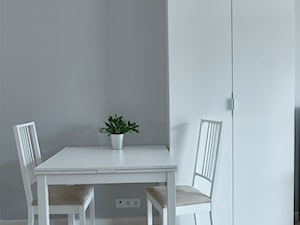 M01 - Mała szara jadalnia, styl minimalistyczny - zdjęcie od SOLI Architekci