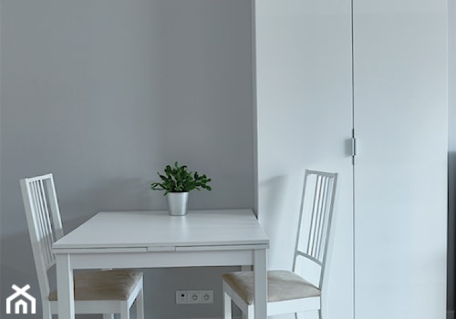 M01 - Mała szara jadalnia, styl minimalistyczny - zdjęcie od SOLI Architekci