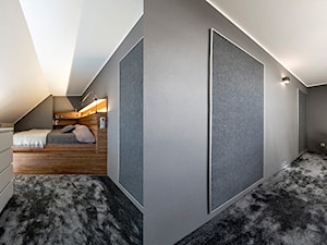 Mieszkanie z antresolą, Gdynia Chwarzno - Średnia biała szara sypialnia na poddaszu, styl nowoczesny - zdjęcie od Kowalczyk Gajda Studio Projektowe