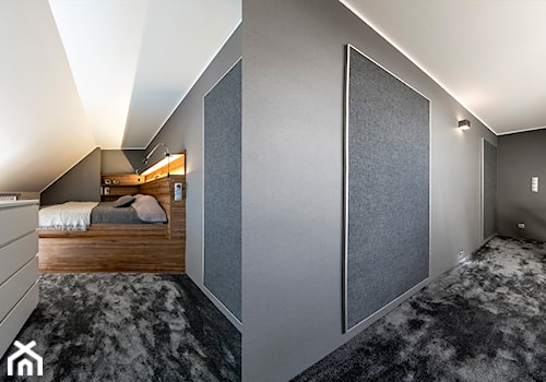 Mieszkanie z antresolą, Gdynia Chwarzno - Średnia biała szara sypialnia na poddaszu, styl nowoczesny - zdjęcie od Kowalczyk Gajda Studio Projektowe