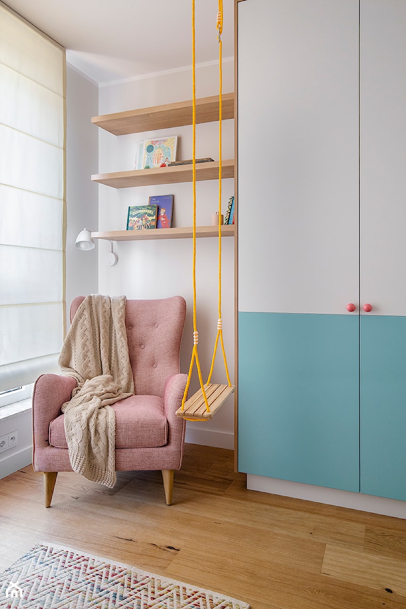Mieszkanie Gdańsk Niepołomicka - Mały biały pokój dziecka dla nastolatka dla dziewczynki, styl tradycyjny - zdjęcie od Kowalczyk Gajda Studio Projektowe