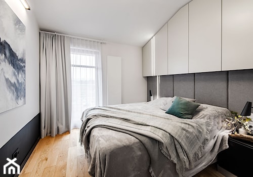 Apartament Gdańsk Jelitkowo - Średnia biała czarna sypialnia, styl nowoczesny - zdjęcie od Kowalczyk Gajda Studio Projektowe