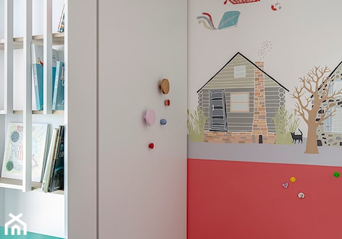 Mieszkanie Gdańsk Niepołomicka - Mały biały czerwony pokój dziecka dla dziecka dla dziewczynki, styl tradycyjny - zdjęcie od Kowalczyk Gajda Studio Projektowe
