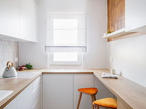 Mieszkanie na Helu - Mała zamknięta biała szara z zabudowaną lodówką z nablatowym zlewozmywakiem kuchnia w kształcie litery u z oknem z marmurem nad blatem kuchennym z marmurową podłogą, styl nowoczesny - zdjęcie od Kowalczyk Gajda Studio Projektowe