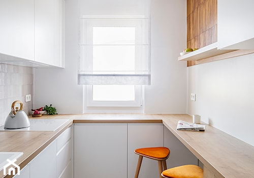 Mieszkanie na Helu - Mała zamknięta biała szara z zabudowaną lodówką z nablatowym zlewozmywakiem kuchnia w kształcie litery u z oknem z marmurem nad blatem kuchennym z marmurową podłogą, styl nowoczesny - zdjęcie od Kowalczyk Gajda Studio Projektowe