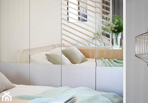 Mieszkanie Zajezdnia Wrzeszcz - Mała biała szara sypialnia, styl skandynawski - zdjęcie od Kowalczyk Gajda Studio Projektowe