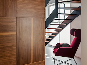 schody, fornir, fotel - zdjęcie od Kowalczyk Gajda Studio Projektowe