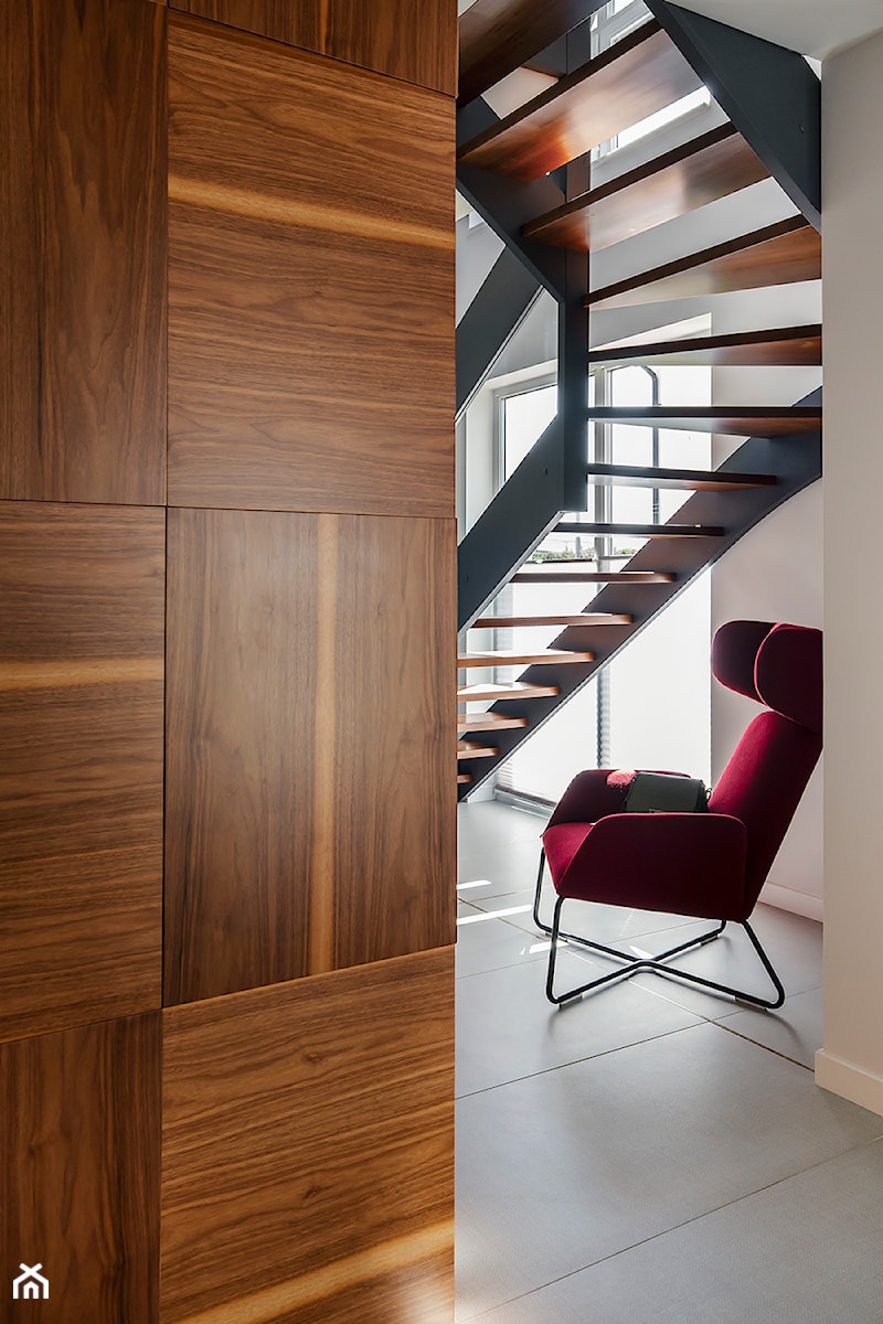 schody, fornir, fotel - zdjęcie od Kowalczyk Gajda Studio Projektowe