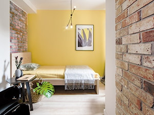 Mieszkanie Gdańsk Śródmieście - Mała biała żółta sypialnia, styl nowoczesny - zdjęcie od Kowalczyk Gajda Studio Projektowe